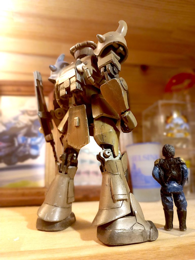 見事だな！　しかし小僧、自分の力で屈んだのではないぞ！　タミヤのプラバンとソフトプラ棒の性能のお陰だということを忘れるな！