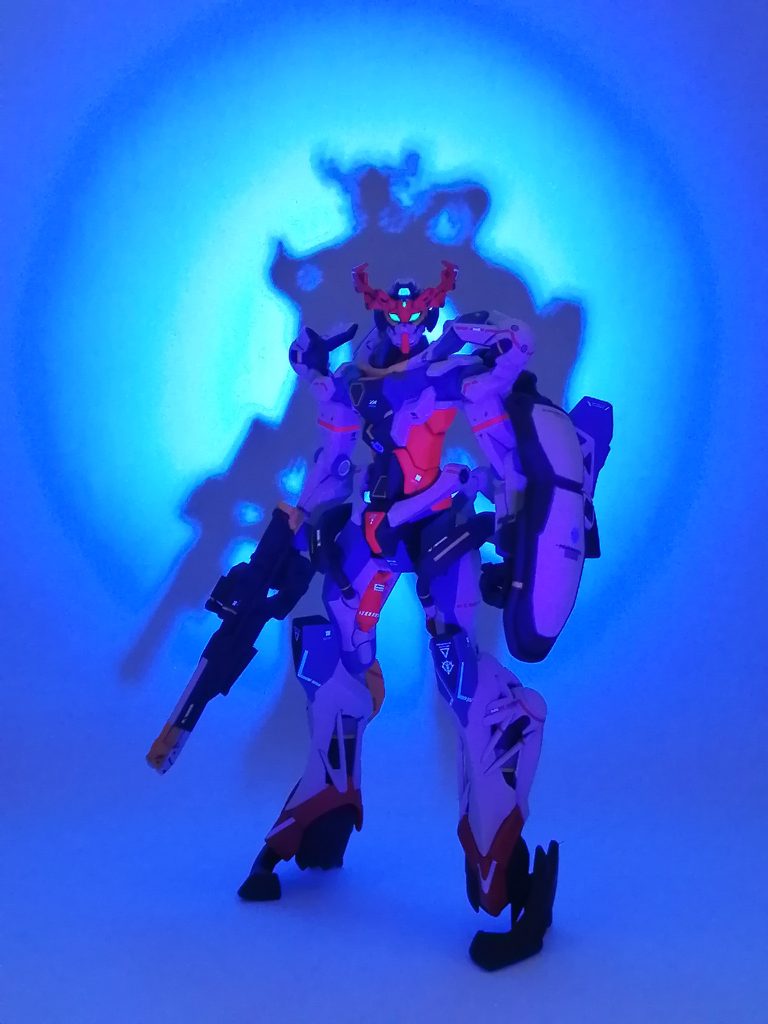 ツインアイ・頭部カメラ・ビームサーベル等は蛍光カラーを塗装したので、UVライトで発光します。最後まで見ていただき、ありがとうございます😸