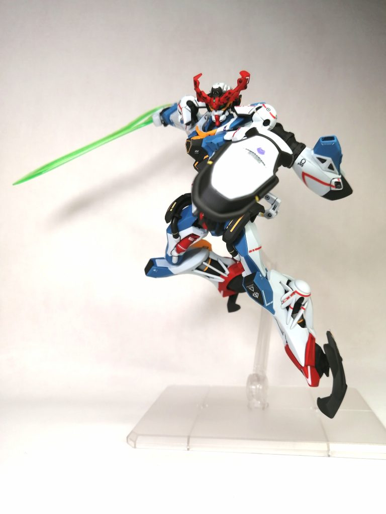 ビームサーベルアクションポーズ。