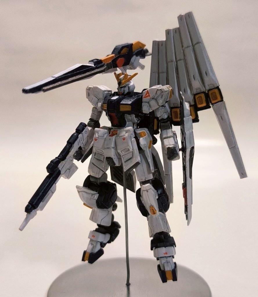 アーティファクトの先達と言えばマッドさんやA.Aさんで、素敵な作品をたくさん投稿されています。素敵すぎて目がくらみ、自分にもできるんじゃないか、と勘違いしたのが運の尽き。とりあえず仮組みした段階で、この小ささであのクオリティ出すのは、なんかもう人として無理だろう…と途方に暮れつつも、見様見真似、四苦八苦しながらなんとか、なんとか形にしました。本体改造は、後述の関節制作によって全長が伸びたのと、頭部はそれなりに整形していますが、他は胸部の突出を数mm削ったくらいで、基本的には元の形を流用しています。Hi-νとνの違いはたくさんあるのですが、アーティファクト化による解釈の違いもあるので、割り切りました。