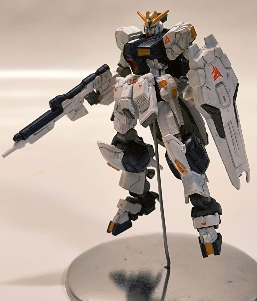 背面武装なし立ち姿。意外と、こっちもすっきりしてかっこいい。自作デカールを印刷する手段がないので、肩のAマークは、赤い長方形の水転写デカールを切って貼って描きました。盾のマークも、ユニコーン用のデカールを切って貼って描きました。簡単に言ってますが、なかなか苦行でした…。
