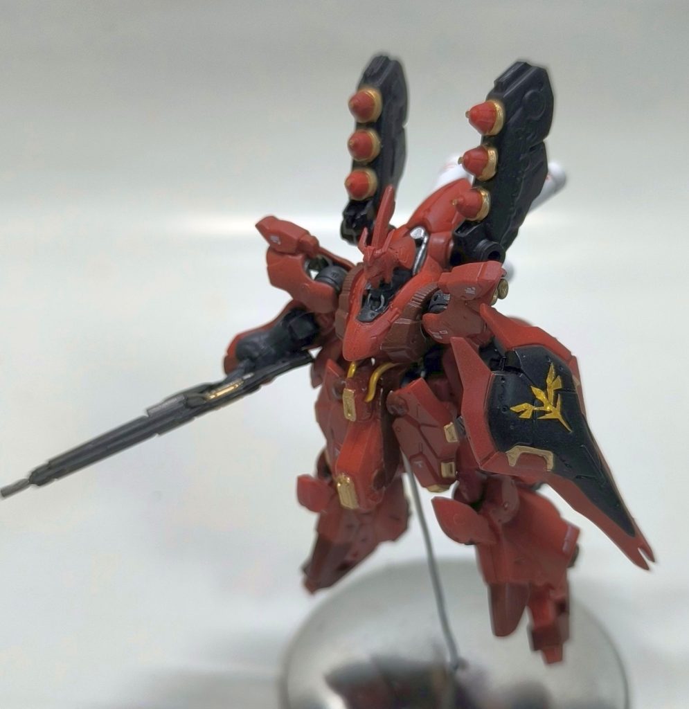 ナイチンゲールの異形感からどのようにサザビーへ近づけるか苦心しました。同じく第一弾の再販として購入しておいたリックディアスを供物にし、パーツを流用することで再現しました。上半身はナイチンゲールのパーツそのままが多めです。肩部分と胸部のボリュームアップを行い、サザビー感を出しました。腕の関節はνガンダムと同じく、ネオジム関節です。下半身は、股間の突出部を小型化、ハイメガ粒子砲を追加。なお、シールドのネオジオンマークは、手作業で切り出して作っています。