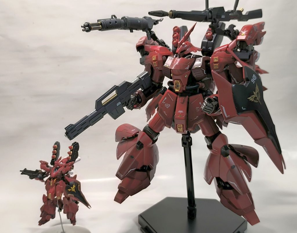 過去作、HGサイズのサザビーアクィラと。こちらも3倍くらいの差ですね。