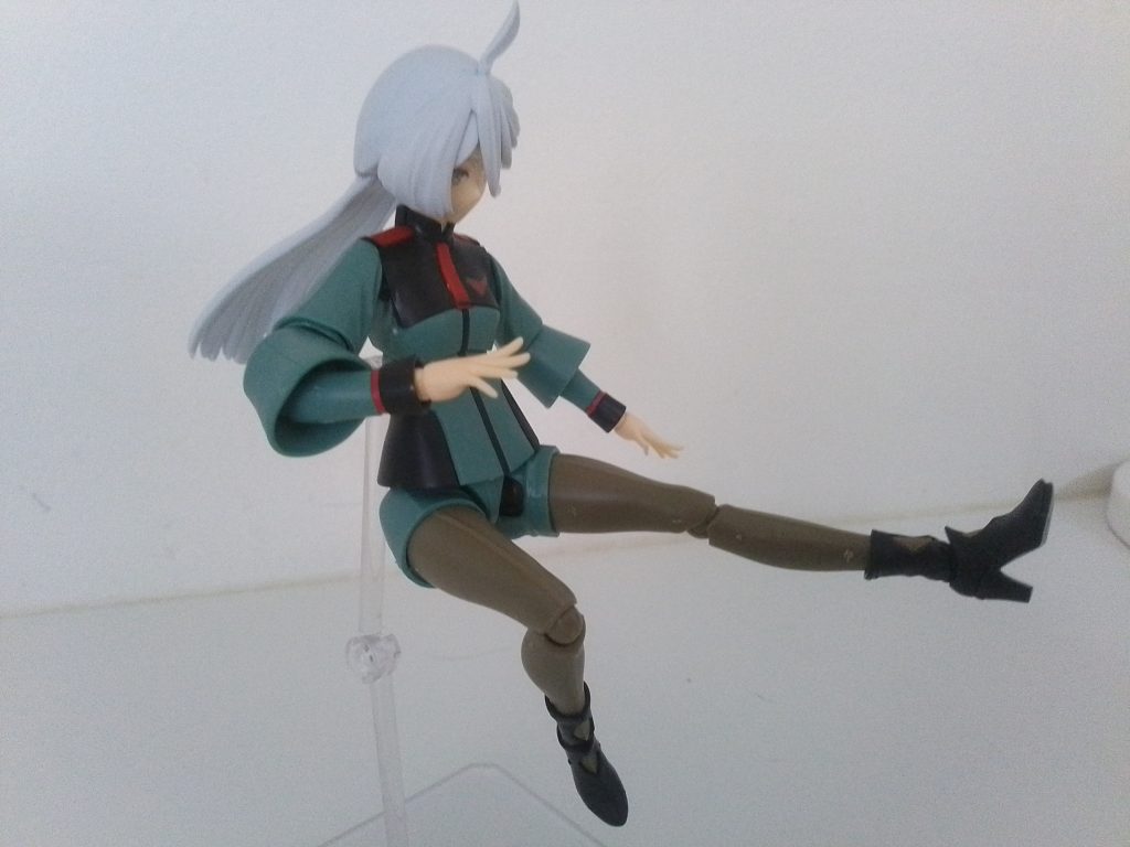 制服なので、かなりいろいろなポーズがつけられます。(iori_sei)