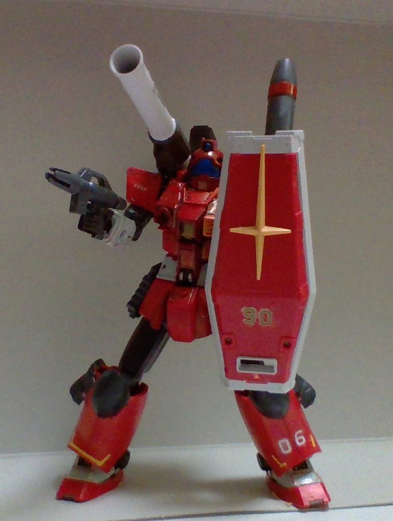 流石に最低限の可動はします。だけど胴体と腕部以外はHGなんでちょっと可動域が狭いです。