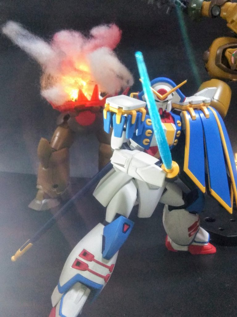 『ネオフランス代表のモビルファイター』なので、おフランスな様相のコノ子 😆💕武装もお国柄を模しております 😁 『ガンダム ローズ』を代表する武器ならば⚔️『シュバリエサーベル』まぁ、基本的に3つしか武装は施されてイナいﾝですけどね 😏 残りはバルカンとビットそうそう😃💡サーベルの取り付け位置は本来は左側なのですが、シールドに干渉してアクションが思うように出来ないので、敢えて右側に付け替えました 😁