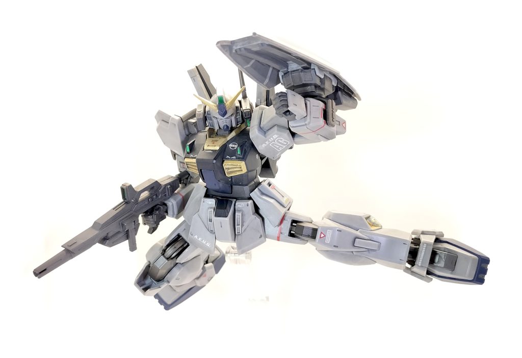 首の角度がイマイチですが…「といえば」のポーズですね。最初、マークIIといえば蹴りだと知ったときは「あれ、そんなシーンあったかな?」と思いました。TV版だと印象に残りにくかったのか、それとも新訳見たことないし、そっちのみのシーンなのか…まずは新訳ゼータを見なくては。