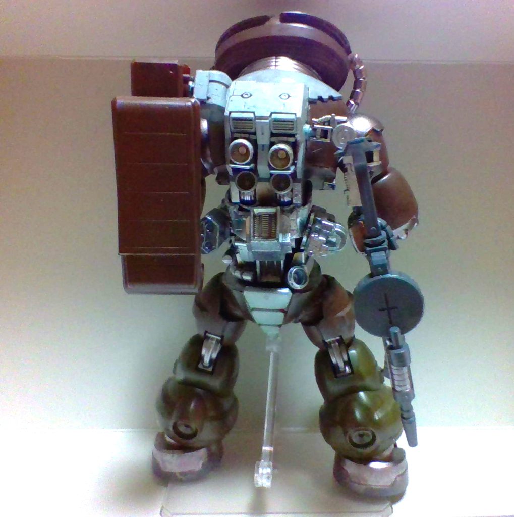 背面アッガイってザクと同じフレームっていう設定なのでザク・マシンガンとシールドをつけてみました!軍警ザクのを使おうかな〜とは思いましたがボリューミーさがないので結局MGver2.0のを使いました!同じ理由でアッガイの頭部にも動力パイプがあります!