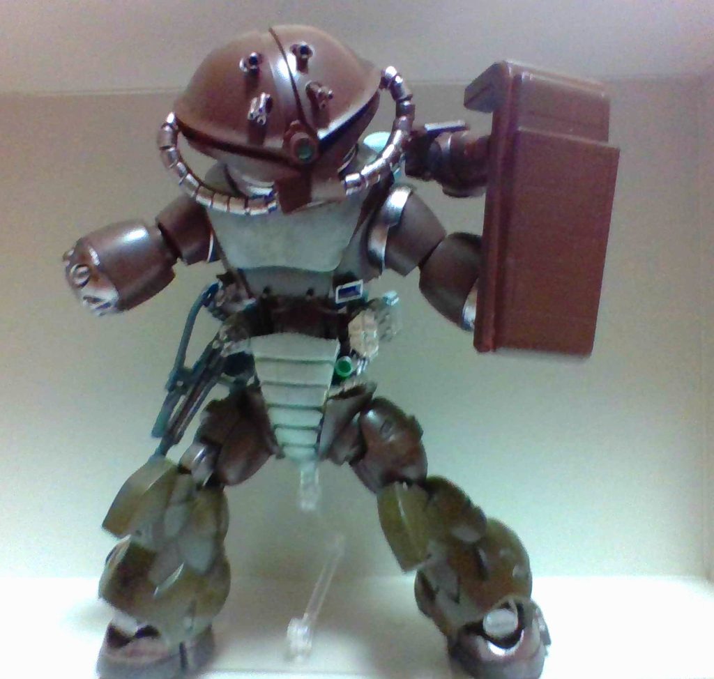 シールドを構えた姿シールドを保持するアーム(?)は案外動きます!腰なんかは完全に可動域死んでますけどね😅