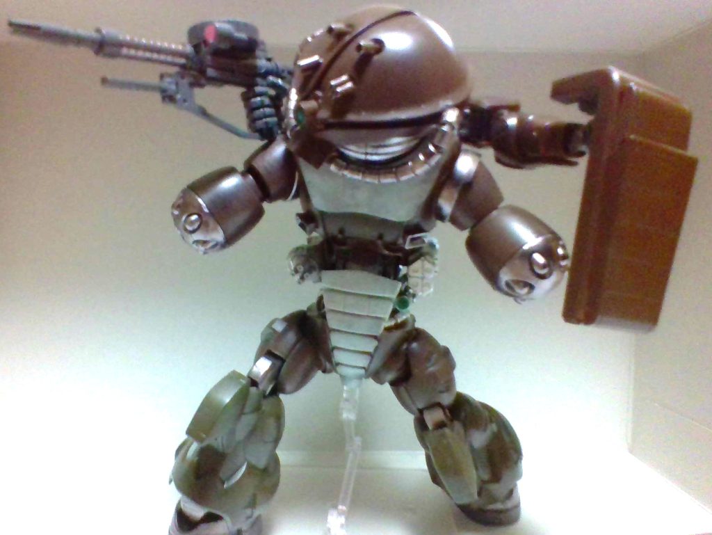 ザク・マシンガンを構える姿こちらのアームは結構可動域が狭いです