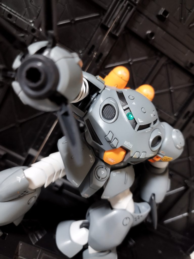 塗装はスラスター部のみ。ちょっと筋彫りとデカール。スミ入れしてつや消ししています。モノアイは正面固定だったので削り取ってシールのモノアイに変更。落ち着いた色あいにしたかったので緑のモノアイです。