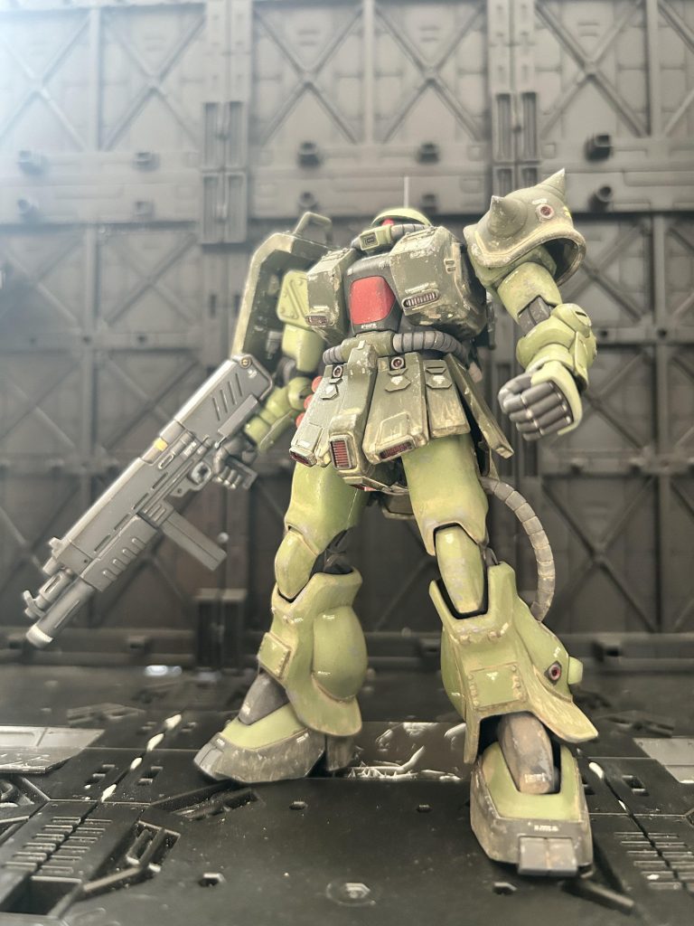 素組みすると、スマート過ぎてビックリ😩足細いー😩なので、スネ周りの装甲を2mm幅を拡張。胸部装甲も1mmプラ板で盛って、整形ですー。モノアイが動かないので、動く様に改造。ショルダースパイクも丸いので、尖らせますー。シールドも寂しいので、ディティールあっぷ。腰回りのスカートも分割稼働する様に改造。スカート後部のスラスターは大型化に改造。ランドセルも地上戦用に改造。