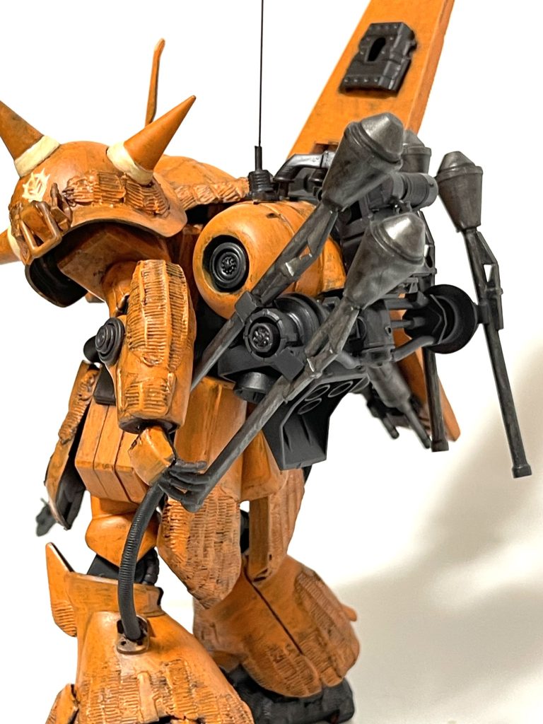 背部はパンツァーファウスト(センチネラー的にはクラブと呼びたい)ラックになっており、回転マウントのおかげでスムースに取り出せます。