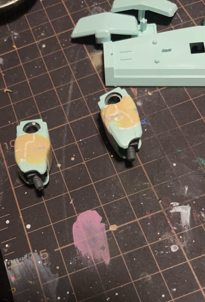 足の切ったとこにプラ板入れて、パテ埋めした物です。