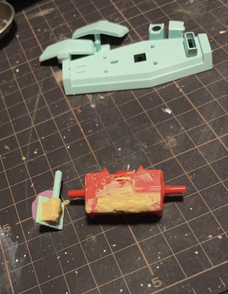 背中の段差埋めとビームサーベルを腰につけようと思いパテでこんな感じにしました。