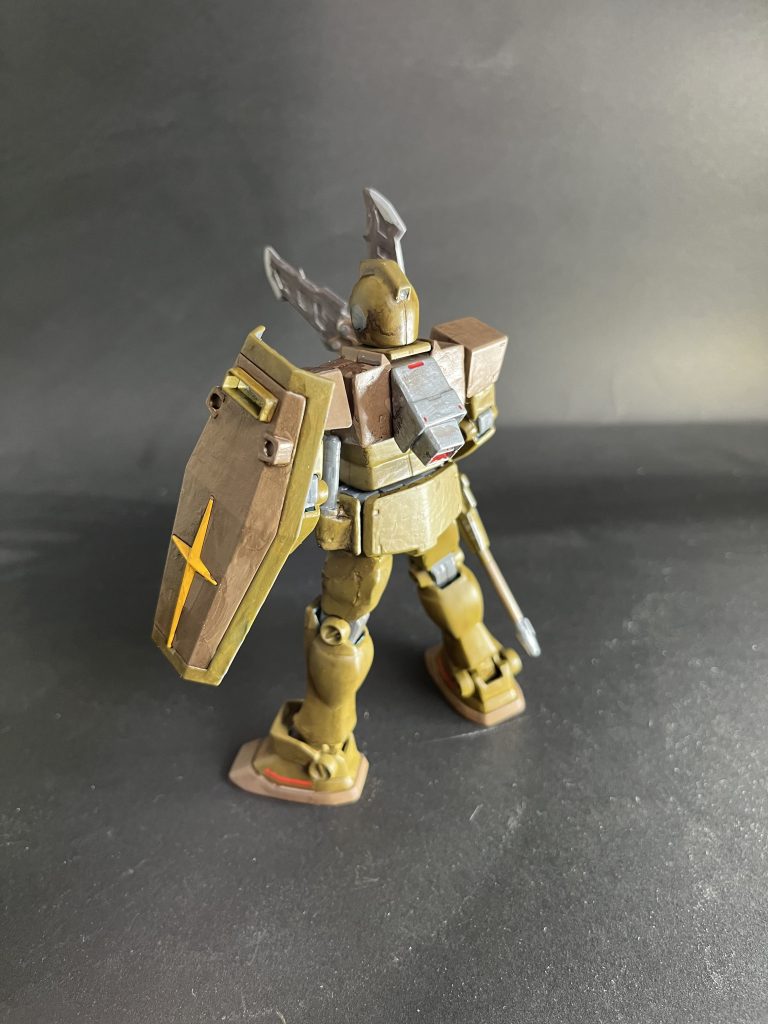 バックパックはビルダーズパーツのバーニアをつけました。そのため、背中をパテで盛り、段差を無くしてから接着剤でつけました。後で一個でなく二個付けた方がよかったかなと思いました…。