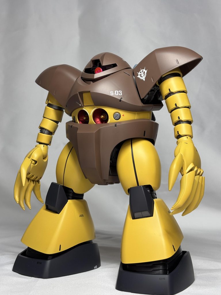 正面から、ずっしりしていて迫力あります。