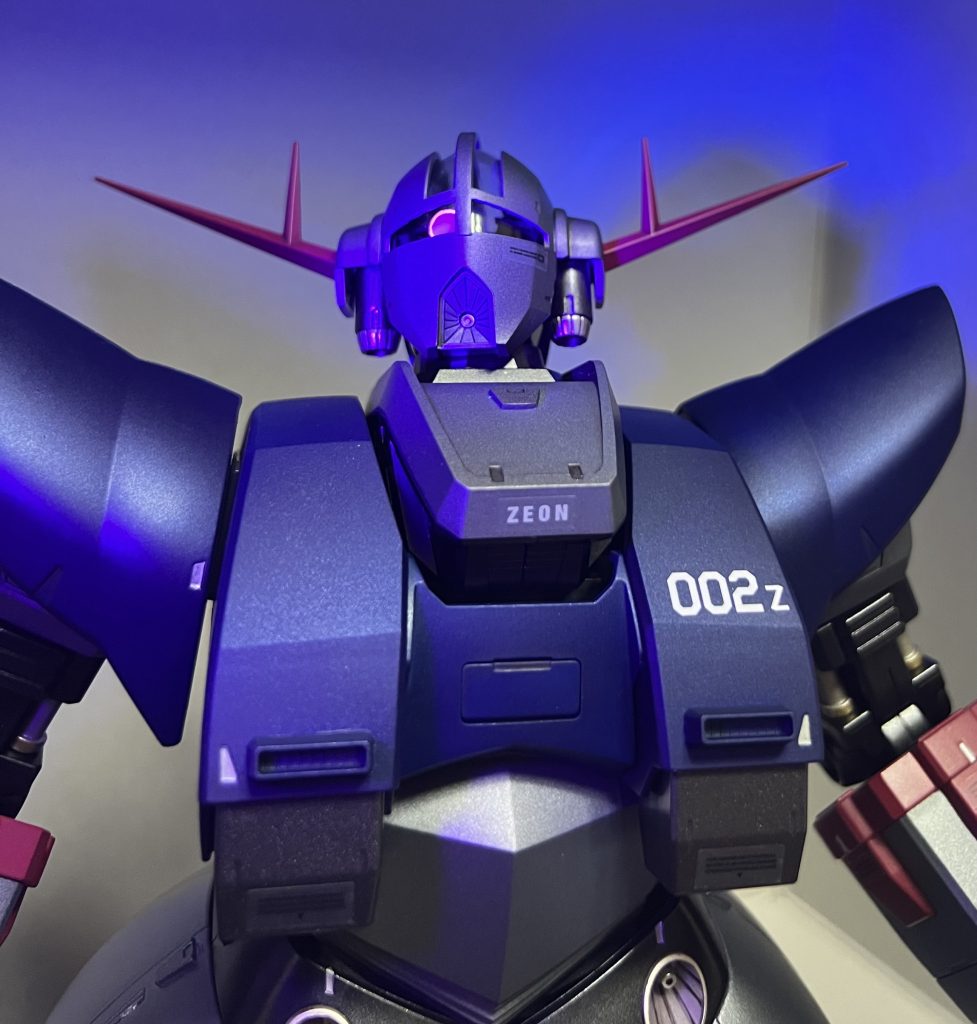 モノアイの縁に蛍光ピンク塗りました。