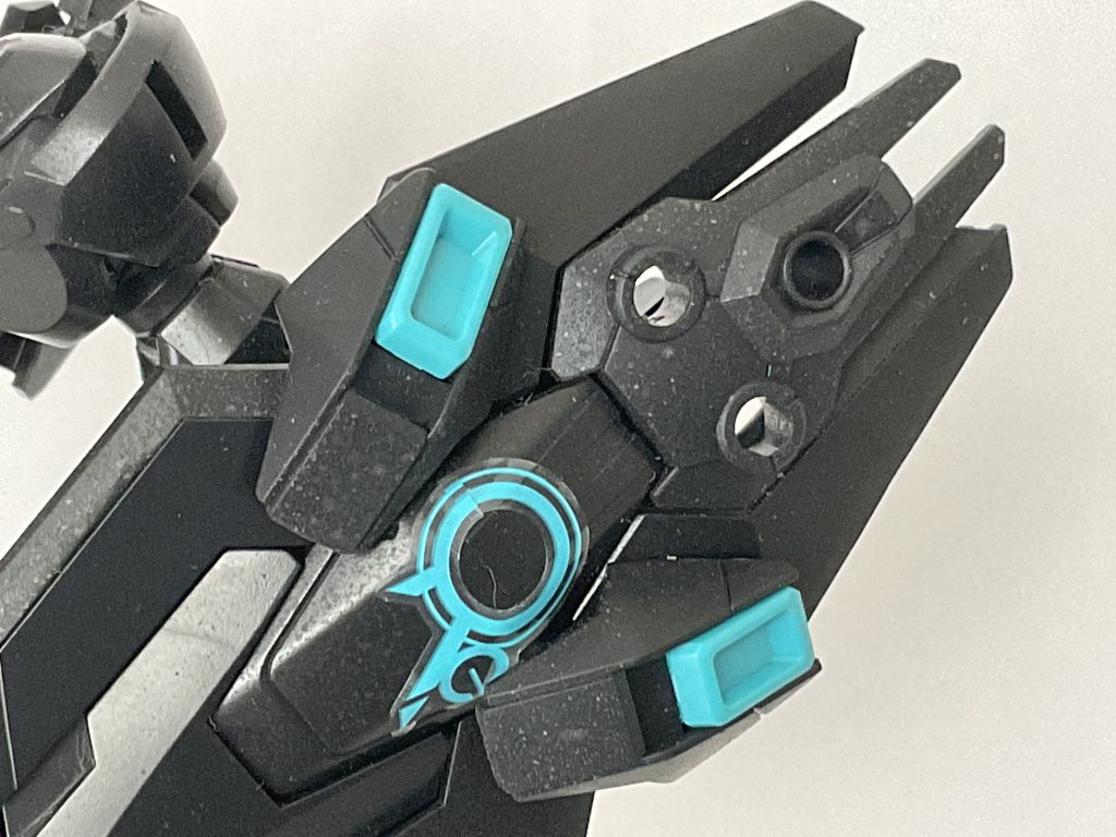 あまり自分の失敗やマイナスイメージとなる写真を載せたくはないのですが、それでも見てくださった方々に対して勝手ではありますが少しばかりの疑問というか相談を書かせていただきます。自分はエコプラの黒にはマットな質感が似合うと思い、パーツのゲート処理をしてから各パーツを洗浄および乾燥させたのちにつや消しトップコート(GSiクレオス様)を使いました。乾燥させてから仕上がりを確認すると、一部のパーツで写真の通り白い斑点が若干見える感じになってしまいました。昔作ったRX78-2ガンダムやバルバトスなどはうまくいったのですけどね…ともかく、こうなってしまった原因や、白化防止対策などを教えていただけるととても助かります。