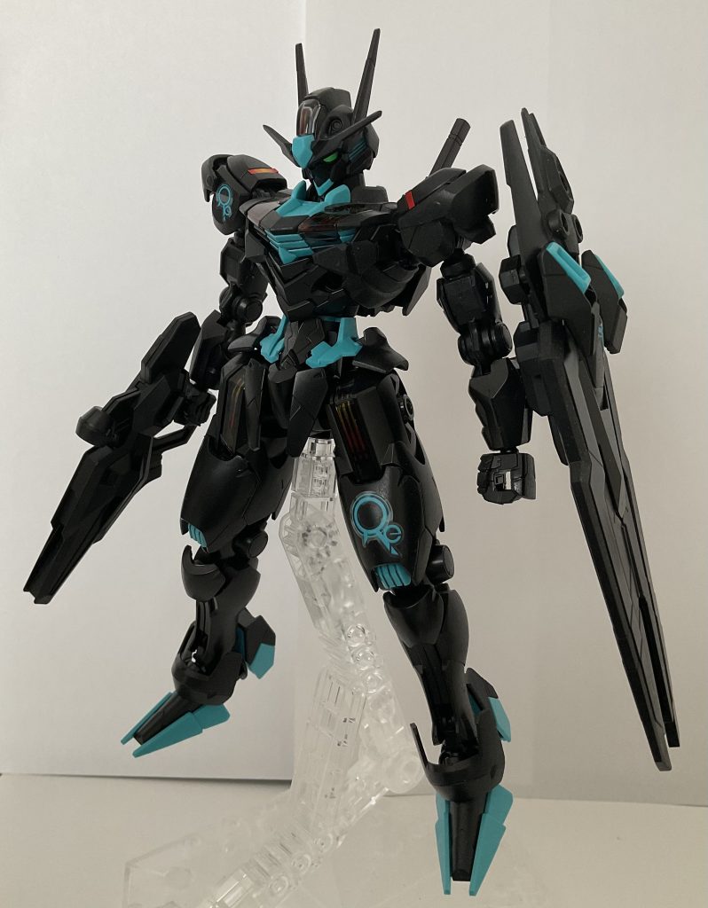 ビームライフルとシールドを装備した状態です。ガンビットが集まってできたシールドは慣れさえすればすぐに組み上げれるほど構造としてはシンプルで良いですね。ビームライフルには合わせ目ができますが、一部は段落ちモールド処理がされててありがたいですね。あと改めて思ったのですが、エアリアルは顔が良いですね。素晴らしくイケメン。