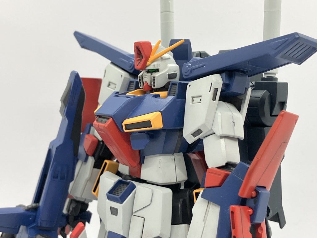 ・ディテール頭部ハイメガキャノンと胸部の巨大化と、スカート部、バインダー部にスジ堀りをしています。