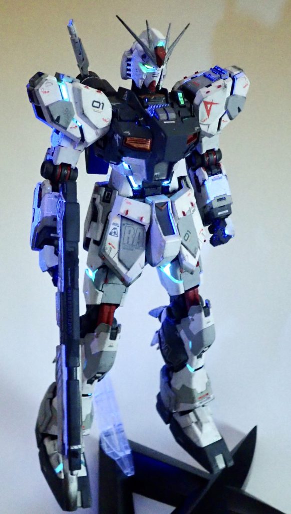 ツインアイなどはアクリルガッシュ蛍光グリーンで塗り分けてみましたが、元々クリアパーツはブラックライトで光る素材だったんですね。