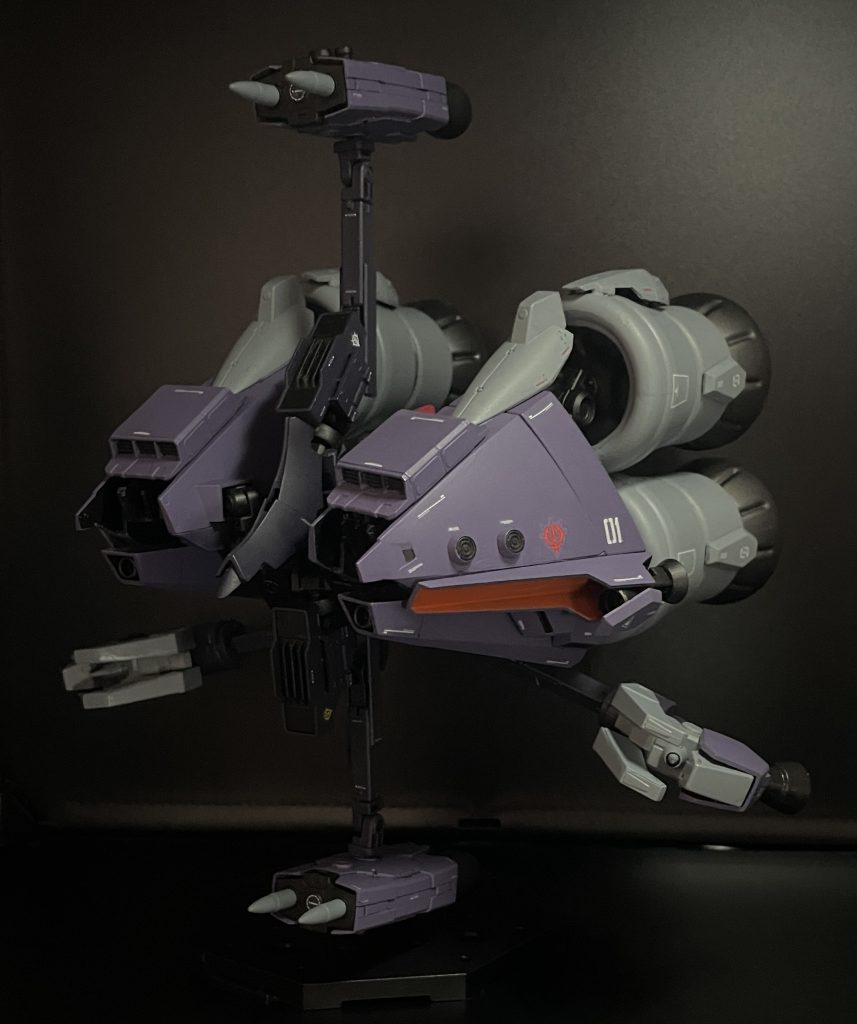 なんとか見た目を模す為にメッサーラのバインダーを前後分割し上下に組み直しおかげで強力なメガ粒子砲2門が正面に搭載特徴的なオレンジの中央ラインはこちらの見立てそのままだと無意味なベタ塗りになってしまうのを避ける為に「姿勢制御用バーニアスラスター」と見なし、そこだけボディ色とは異なる注意色となる意味を持たせたあとはオプションパーツセットからキケロガボディの窓や○に見立て他アームやビーム砲等を組み合わせるだけの簡単ミキシングブラウブロらしい曲面にはならないがメッサーラの直線主体のボディも嫌いでは無いせっかくなので脚ビームの先端をメッサーラの爪に交換してメッサーラ要素をさらに盛り付け