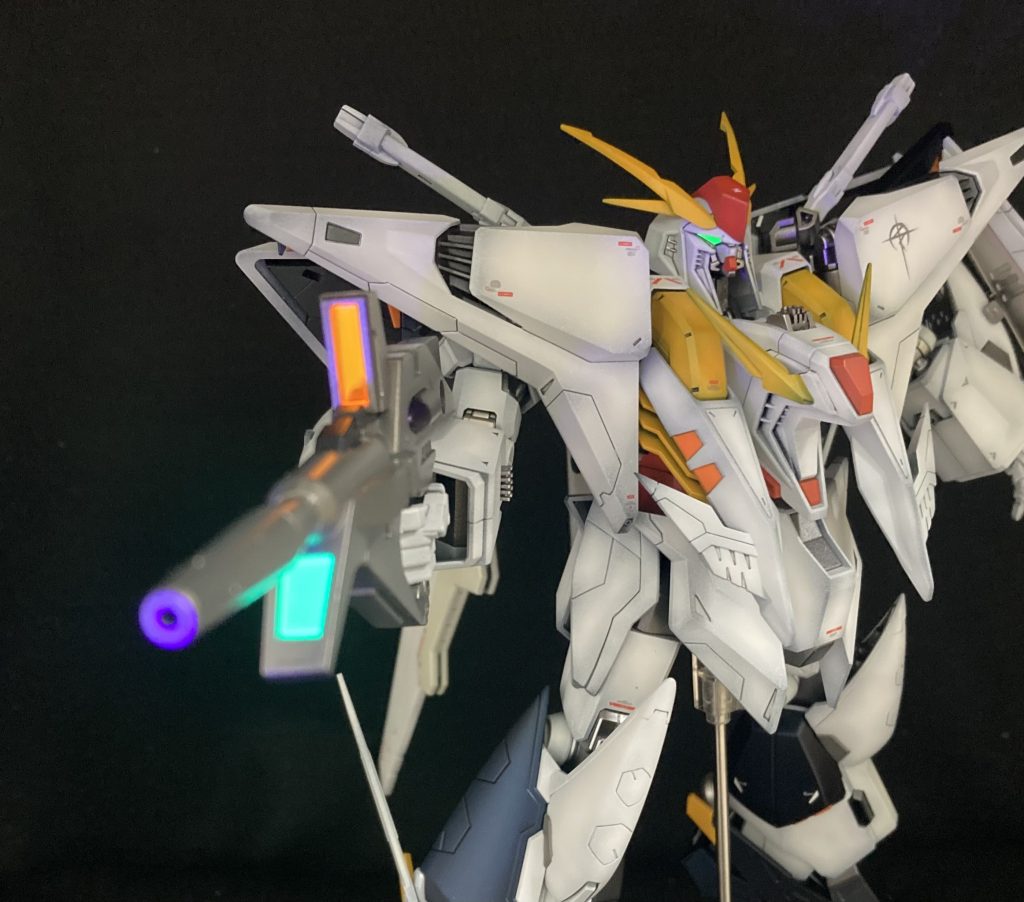 ライフルのセンサーはクリアパーツ化してクリアタイプの蛍光塗料で塗装。目も蛍光塗料で塗装しているので、ブラックライトで光ります。