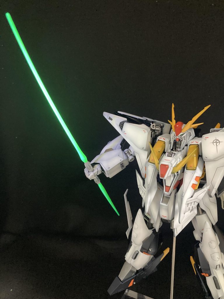 サーベルも蛍光塗料で塗装。しかし、手足に突起物が多すぎて、ポーズがつけづらい！