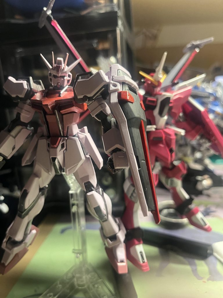 最後にジャスティス弐式とルージュピンクを何度も塗り直したりと色々苦労しましたが紆余曲折を経て完成したものの肩のマーキングだけ無いのが…と思ってたら数日後肩のマーキング付きで発売されるのが発表はさすがにびっくり仰天驚きだった…