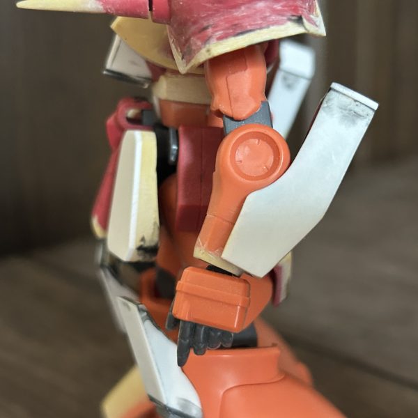 二年ぶりの投稿らしいです。初めて本格的な改造を行いました。なにかあればアドバイスいただけると助かります。HGUCマラサイをロゼットに改造しています。設定画再現というよりは、自身の技術力と折り合いをつけて、やれる範囲でやっていこうと思ってます。プラ板、タミヤエポキシパテ、wave黒い瞬間接着剤でなんとなく工作しています。プラ板を使ってもパテを使ってもやたら隙間ができるので黒い接着剤で埋めてるんですが、他の人の制作過程を見るともっときれいなので、基礎的な工作力が足りてないのかも。HGUCマラサイの胸部はロゼットと比べると、かなり角度がついているので、たくさんパテを盛りました。上手くできてそうな気がします。設定画だとダクトが露出してるんですけど、開閉可能らしいので、閉じてることにしました。スジボリしてハッチを書こうかなと思っているところ。手首に盛られてるパテは延長じゃなくて、関節隠しです。フロントアーマーはダクトみたいなの再現したかったけど難しそうなのでやめます。シールドはそのままだと設定画のように折り畳めないので、なんとかしたいと思っていて、検討中です。強化陸戦形態とレジオンの色どちらにするか迷っています。（3枚目）