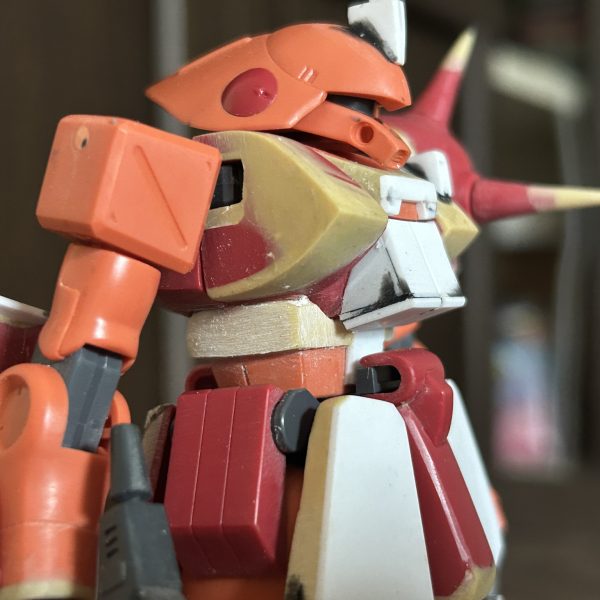 二年ぶりの投稿らしいです。初めて本格的な改造を行いました。なにかあればアドバイスいただけると助かります。HGUCマラサイをロゼットに改造しています。設定画再現というよりは、自身の技術力と折り合いをつけて、やれる範囲でやっていこうと思ってます。プラ板、タミヤエポキシパテ、wave黒い瞬間接着剤でなんとなく工作しています。プラ板を使ってもパテを使ってもやたら隙間ができるので黒い接着剤で埋めてるんですが、他の人の制作過程を見るともっときれいなので、基礎的な工作力が足りてないのかも。HGUCマラサイの胸部はロゼットと比べると、かなり角度がついているので、たくさんパテを盛りました。上手くできてそうな気がします。設定画だとダクトが露出してるんですけど、開閉可能らしいので、閉じてることにしました。スジボリしてハッチを書こうかなと思っているところ。手首に盛られてるパテは延長じゃなくて、関節隠しです。フロントアーマーはダクトみたいなの再現したかったけど難しそうなのでやめます。シールドはそのままだと設定画のように折り畳めないので、なんとかしたいと思っていて、検討中です。強化陸戦形態とレジオンの色どちらにするか迷っています。（2枚目）