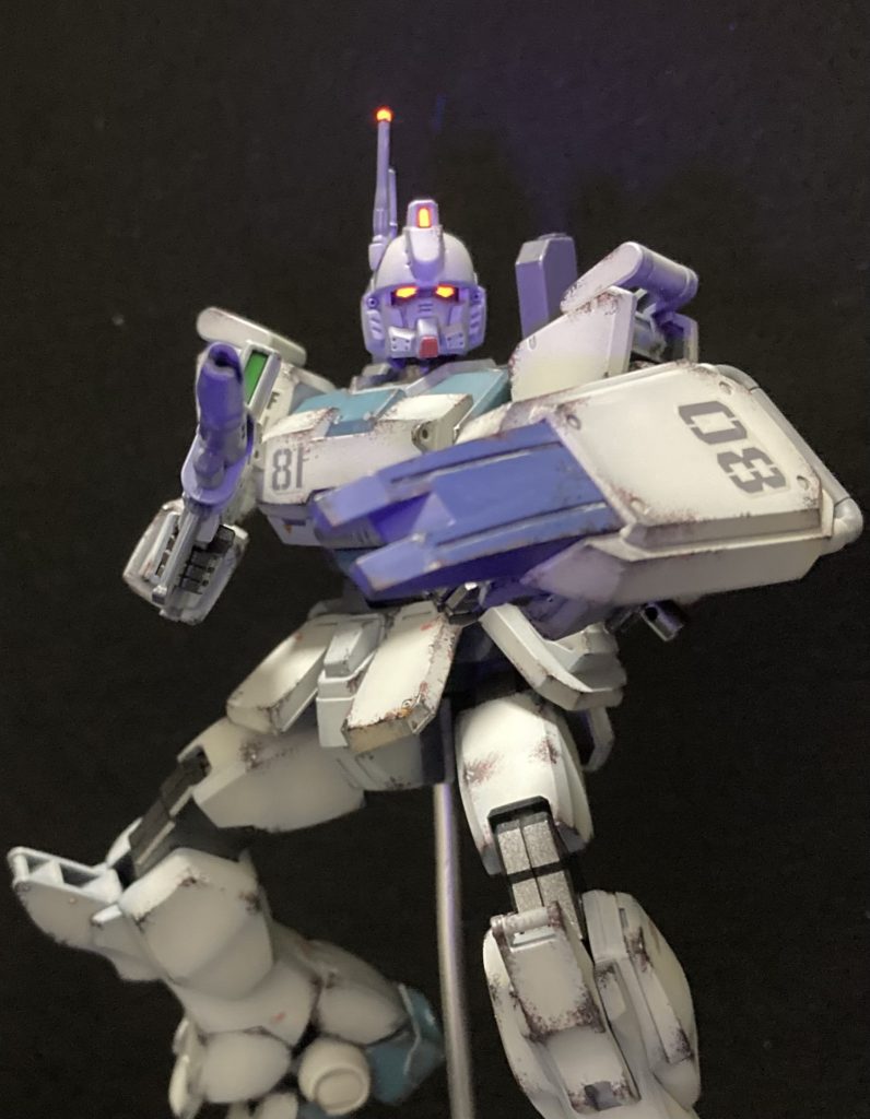 塗装はラッカーメイン。センサー部は蛍光で塗装したので、ブラックライトで発光します。基本塗装後はエナメルでチッピング、水性ウェザリングペイントでウォッシングなどなど。陸戦型なので派手目に汚しました。