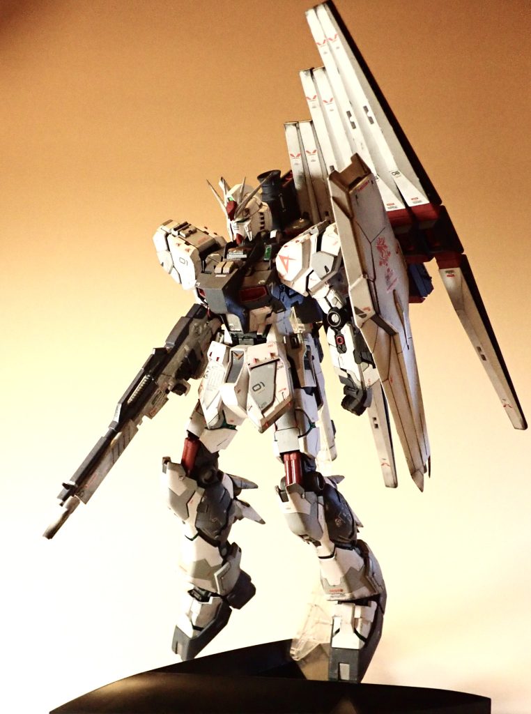 胴体を約4mm延長、肩部の幅を約2mm、コクピットブロックなどにもプラ板を貼って厚みを増してみましたが、腰部が細く見えるのでそこにも手を加えた方がよかったかもしれません。フィンファンネルはポロポロ落ちるので、真鍮線で繋げてしまいました。