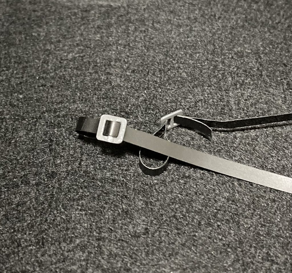 パラシュートパックのベルト止めがシールというのはさすがに許しがたいので、バックル的なものを作りました。これで結構保持力あります。