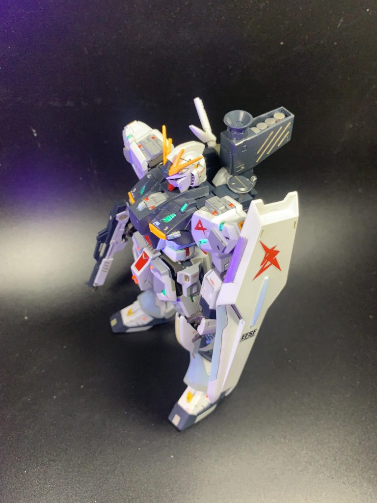 斜め上からのショット。νガンダムはどの角度からでも絵になります。