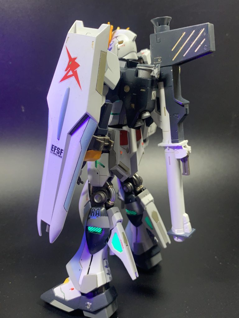 反対側のサイドショット。発光ギミックがらやたら目立つ。