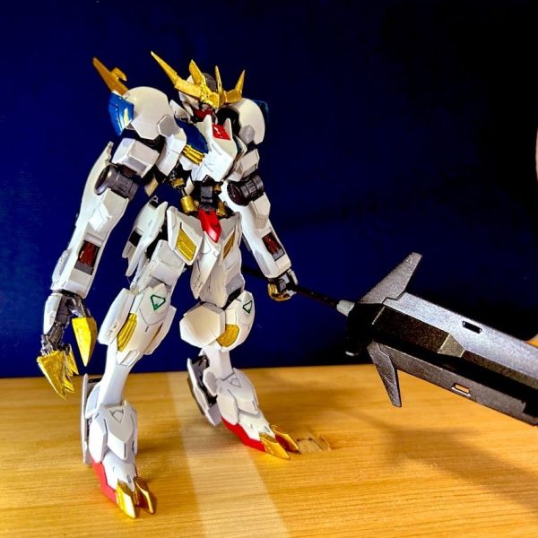 HG バルバトスルプスレクス　改修、塗装、終了しました。メタルロボット魂を参考にしました。主な改修点は、アンテナ幅増し、腹部シリンダー自作、胴体延長、全身に渡りプラ板を一mm程貼り、ボリュームUP、爪のスクラッチになります。 初めての改修制作で、制作期間は半年ほどかかりました。見れば見るほど粗が目立つ部分が多いのですが、造形は近くなった気がして嬉しかったです！達成感すごい。。。笑初めての投稿になりますので優しく見守ってくださると幸いです！イイネや、コメントくださるととても励みになります！🥹🥹色んな方と共有しあえたら嬉しいです！今後ともよろしくお願いします！  （1枚目）