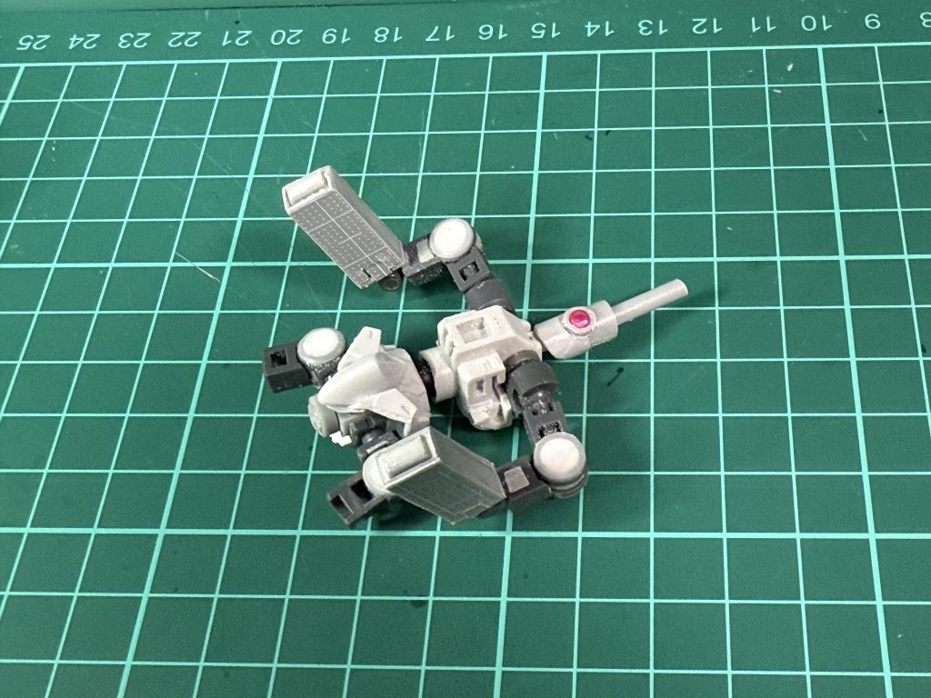 最初はこんな感じでした。胴体の芯にSDフレーム。腰はSDEXエアリアルです。肩関節・股関節はボールデンの軸関節を厚み増しして使ってます。