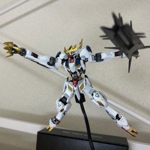 HG バルバトスルプスレクス　改修、塗装、終了しました。メタルロボット魂を参考にしました。主な改修点は、アンテナ幅増し、腹部シリンダー自作、胴体延長、全身に渡りプラ板を一mm程貼り、ボリュームUP、爪のスクラッチになります。 初めての改修制作で、制作期間は半年ほどかかりました。見れば見るほど粗が目立つ部分が多いのですが、造形は近くなった気がして嬉しかったです！達成感すごい。。。笑初めての投稿になりますので優しく見守ってくださると幸いです！イイネや、コメントくださるととても励みになります！🥹🥹色んな方と共有しあえたら嬉しいです！今後ともよろしくお願いします！  （7枚目）