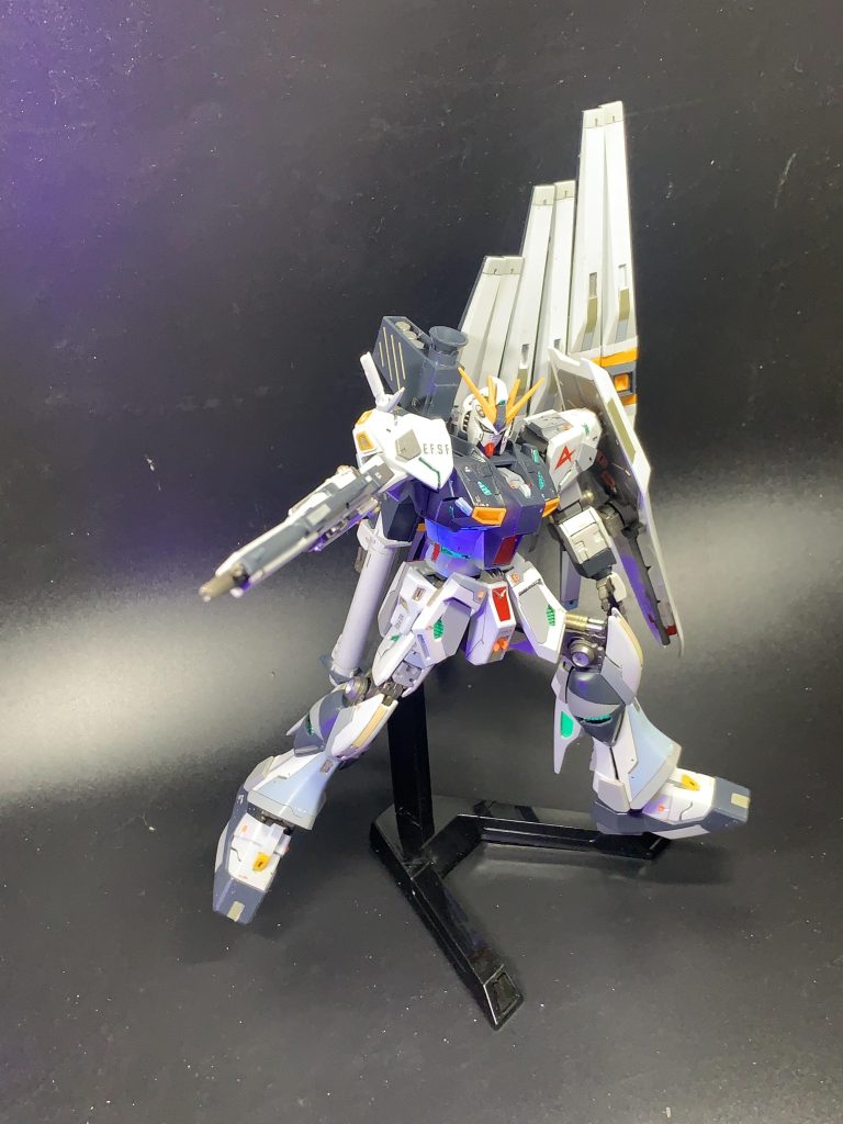 この状態から暗くしてUVライトを当てますと……