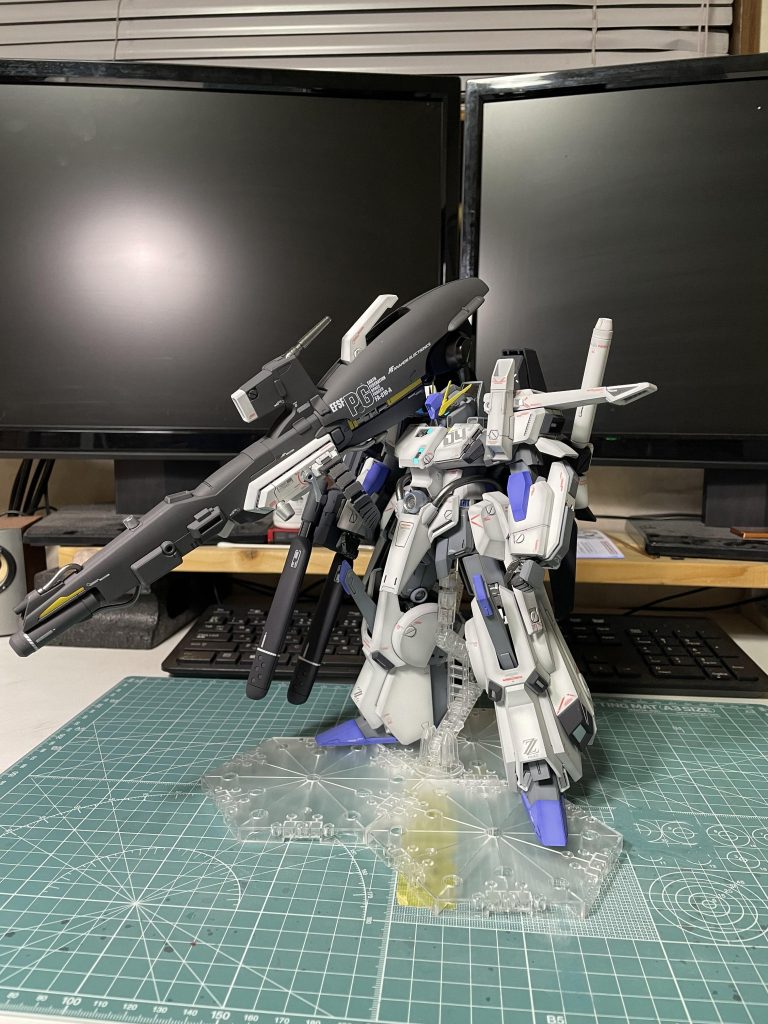 完成メインカメラとセンサー部は蛍光塗料で塗装してあるためブラックライトで発光します蛍光ブルーグリーンの色が合っていると思います