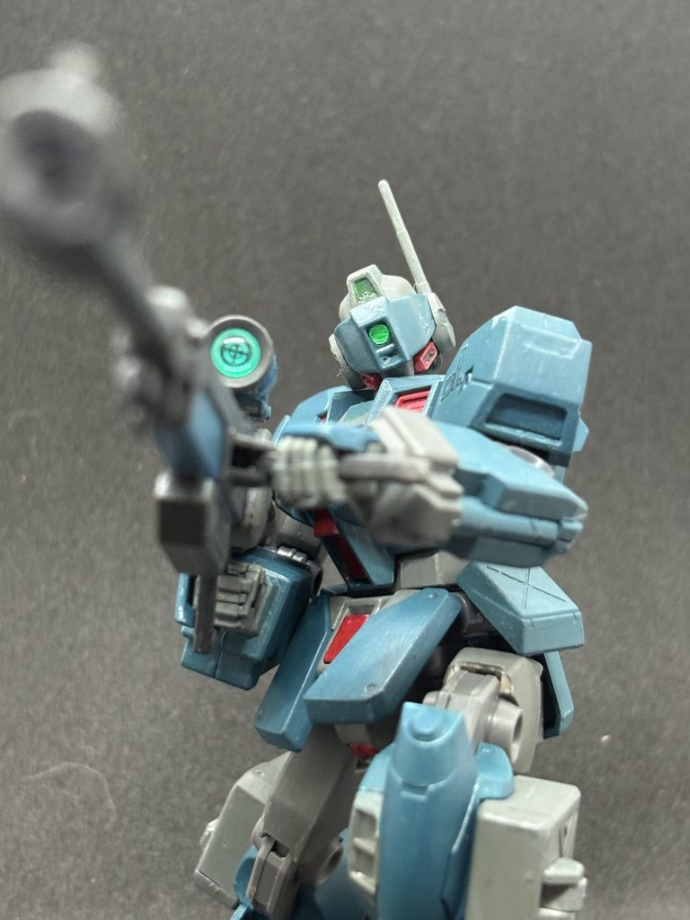 武装は従来のビームサーベルとより射程が伸び、高火力な超高速レールガンを使用している他にも脚についているミサイルポットなどがある