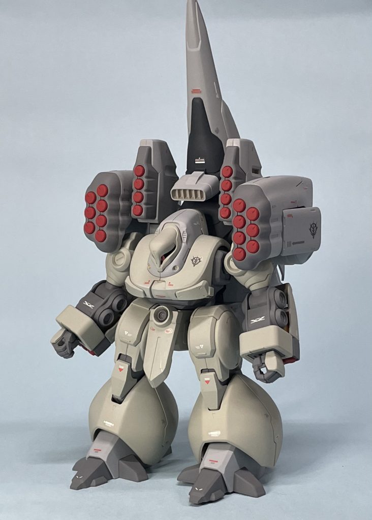 太もものミサイル蓋など開閉時に削れないよう念入りにトップコート。