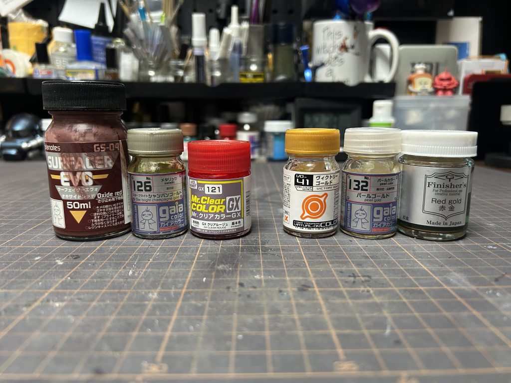 使用塗料。宮内先生のデイターを参考資料として塗り分けてます。イラストまんまの色選択をすると違和感あるんじゃないかと思いまして、ベースとなるヴィクトリーゴールドに対してどうなのか目で見て判断してます。