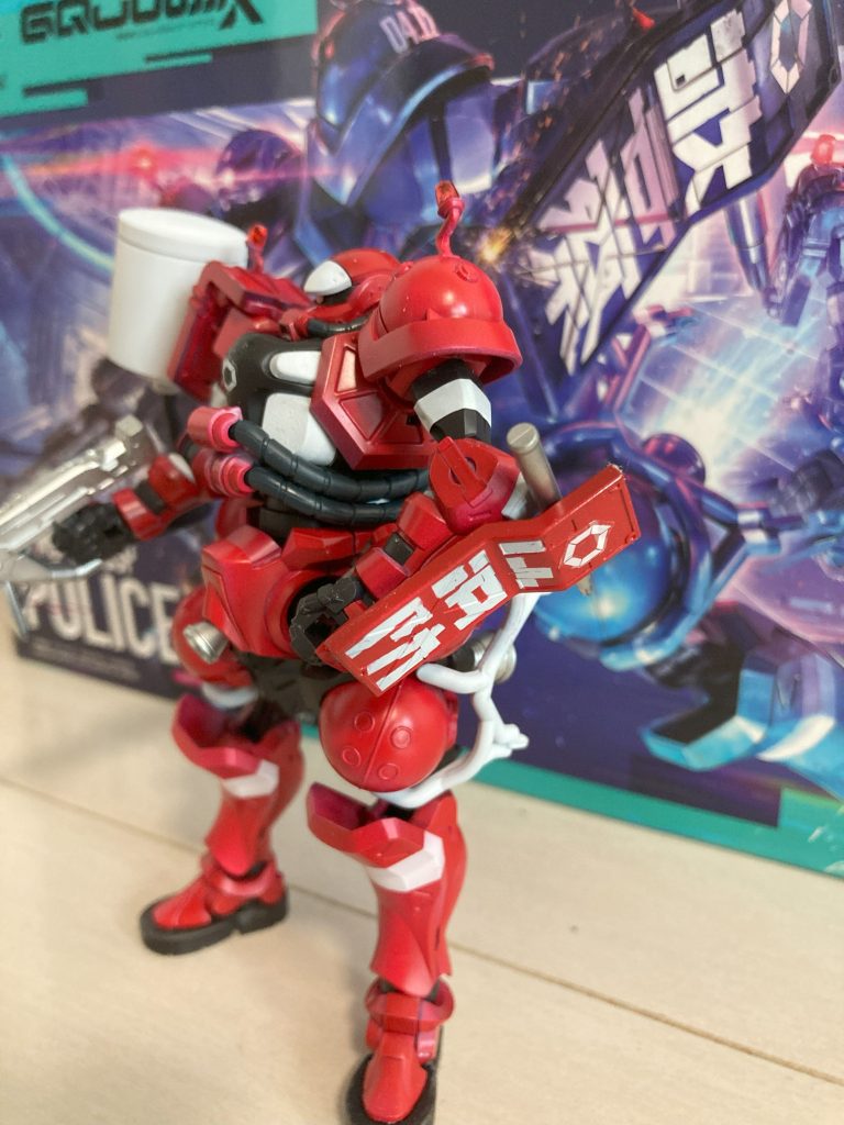 シールドの警察の文字が格好良かったので雰囲気だけでも、という感じです。脚の白いラインは塗り分けですが、腕の方はシールを使いました。