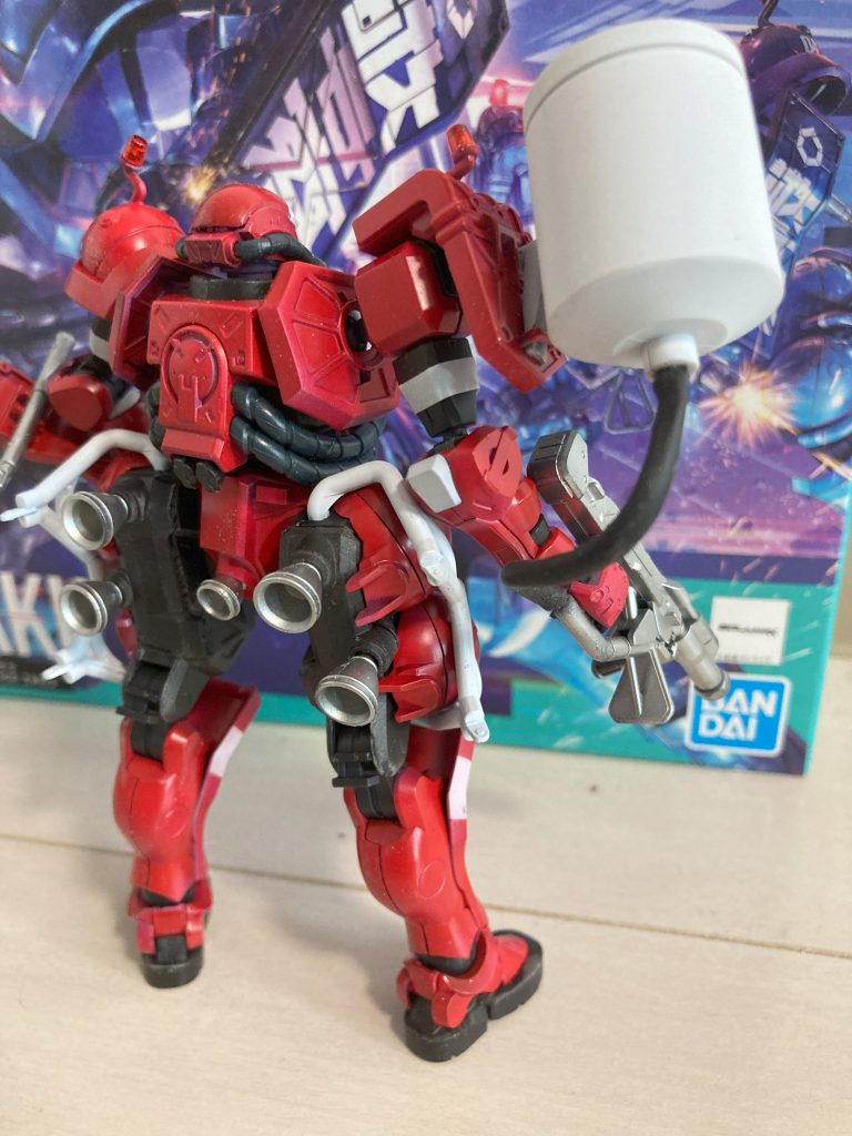 背面。放水銃（笑）は汎用のプロペラントタンクにランナーを使って肩シールドのフックに引っ掛けました。放水銃とのパイプは針金を芯に熱収縮チューブで作成しています。