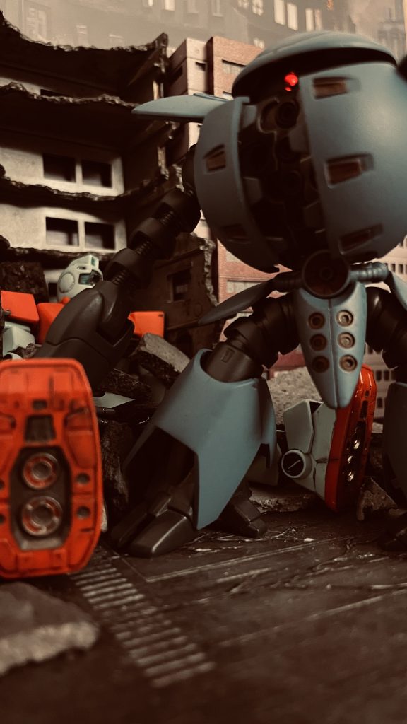 近めのアングルから。ジムのカメラには穴を開けバトルダメージを表現しています。