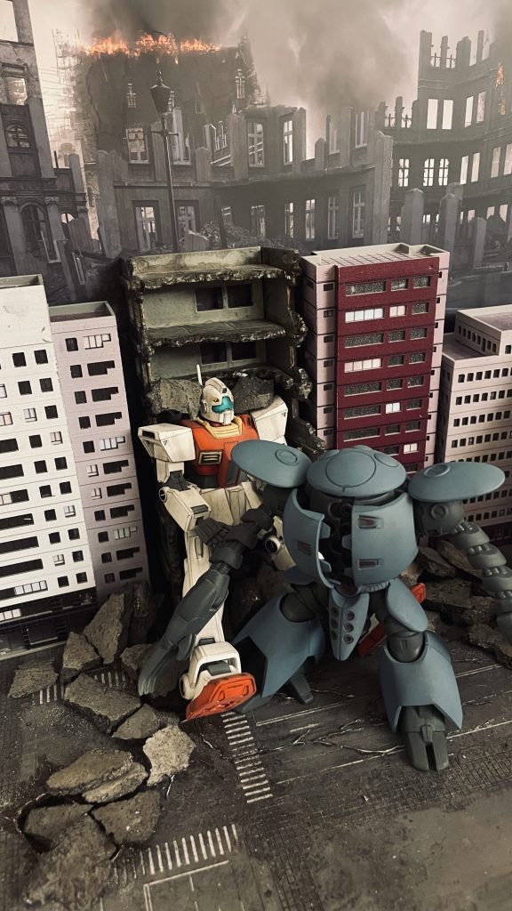 ジオラマ全景です。道路ベース及びビル群はGood in three directionsから採用しています。ダイソーで購入したジオラマ用サンドを撒いて道路の質感を出す工夫をしてみました。