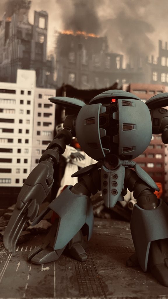 カプールはまさに異形と呼ぶに相応しいモビルスーツと思料。モビルカプル完成品をメルカリにて購入、カラーリングを変更しカプールに見立てています。頭部及び胴体はミディアムブルー、手足の濃い部分はネイビーブルーで着色しています。モノアイは磁石式のLEDで点灯します。